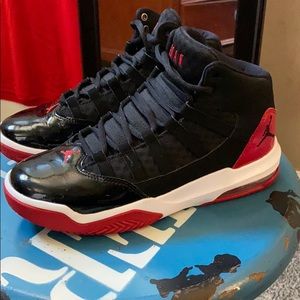 Kids/Boys size 5 Jordan Max Aura basketball shoes